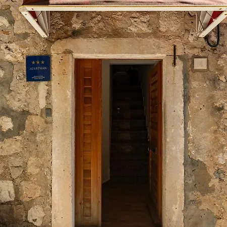 Old Town Apartment *